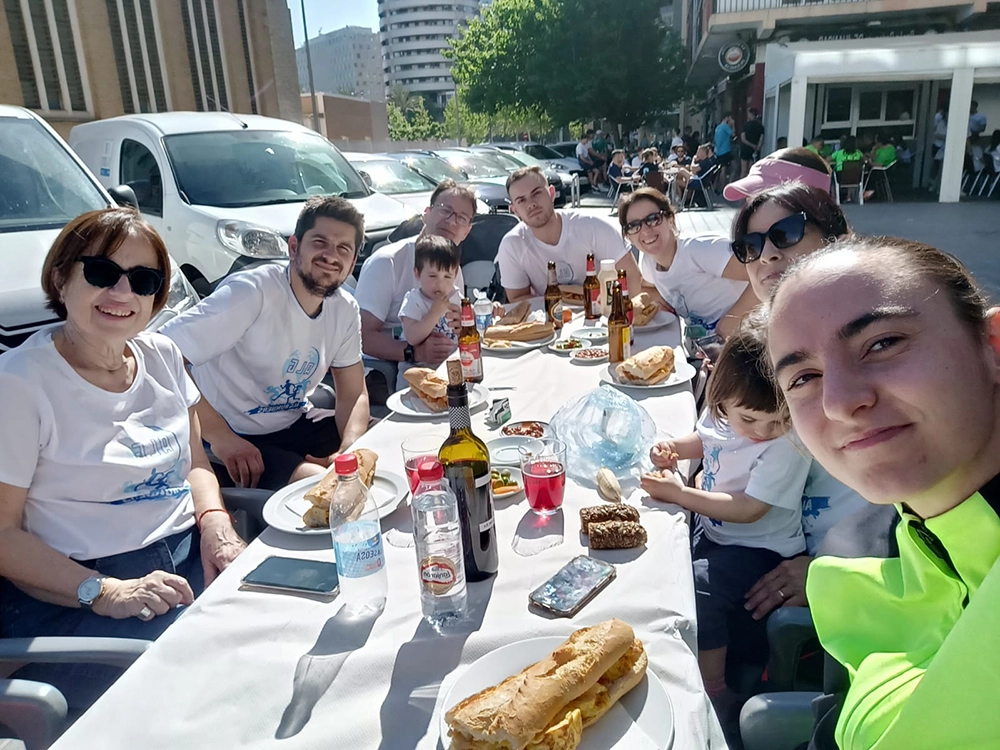 El equipo de ALG almorzando tras participar en la Carrera de las Empresas Valencianas 2024
